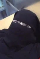 Çarşaflı Kız, Patrona Veriyor
